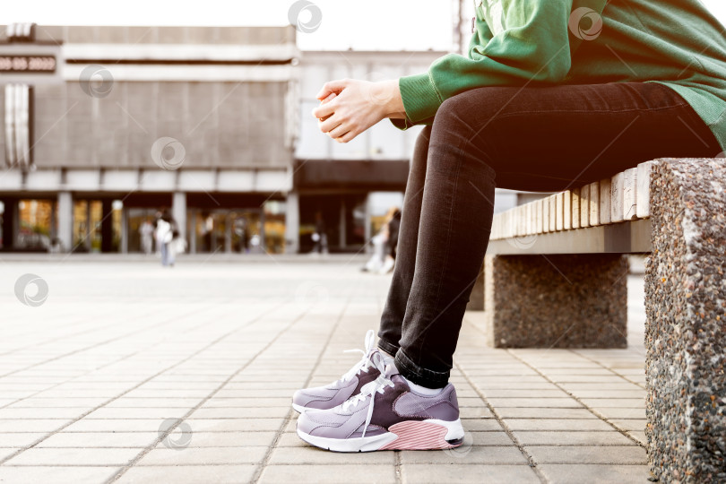 Скачать женщина в спортивной одежде и кроссовках сидит на скамейке фотосток Ozero