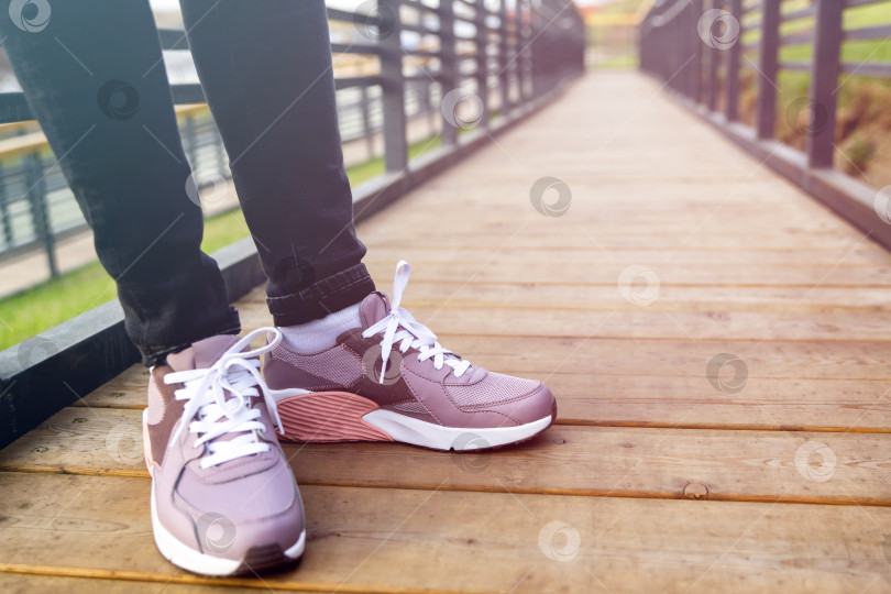 Скачать укороченное изображение женских ног в туфлях фотосток Ozero