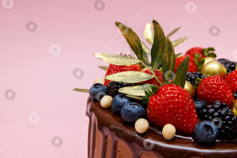 Скачать Шоколадный торт в шоколадной глазури с клубникой фотосток Ozero