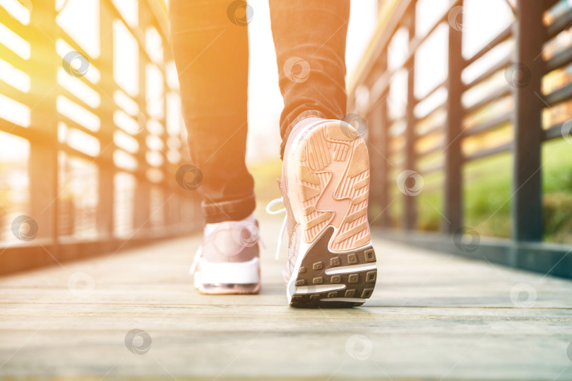 Скачать укороченное изображение женских ног в туфлях фотосток Ozero