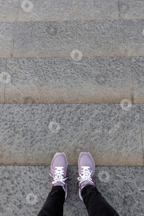 Скачать укороченное изображение женских ног в туфлях фотосток Ozero