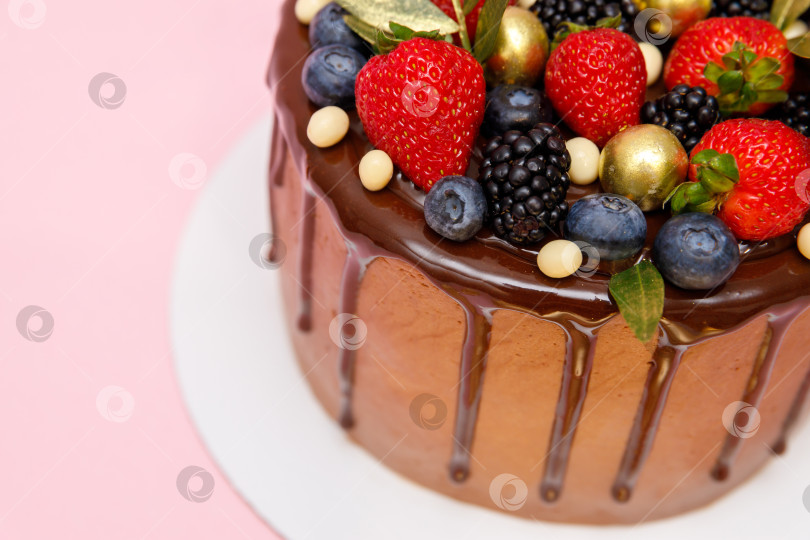 Скачать Шоколадный торт в шоколадной глазури с клубникой фотосток Ozero