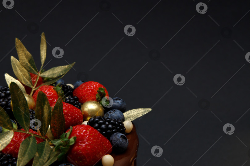 Скачать Шоколадный торт в шоколадной глазури с клубникой фотосток Ozero