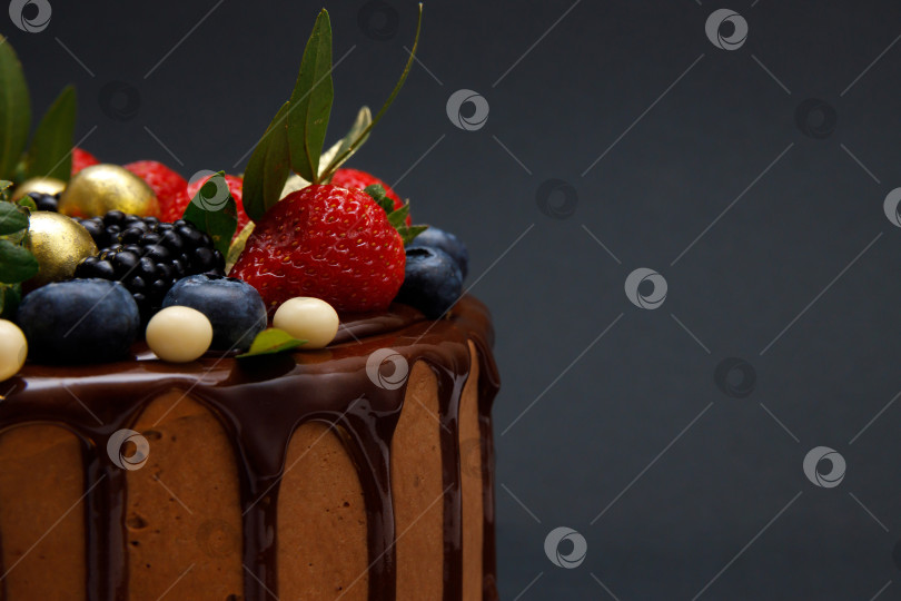 Скачать торт в шоколадной глазури с клубникой, черникой и ежевикой фотосток Ozero