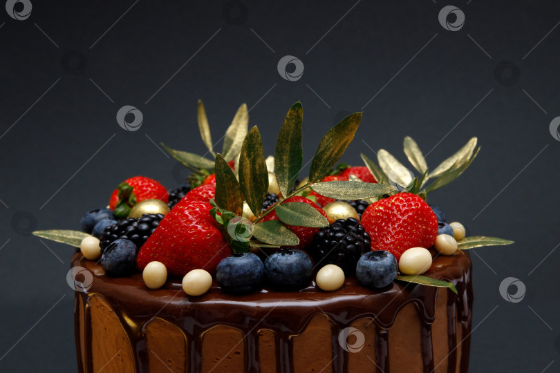 Скачать Шоколадный торт в шоколадной глазури с клубникой фотосток Ozero