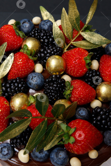 Скачать клубника, черника и ежевика на торте фотосток Ozero