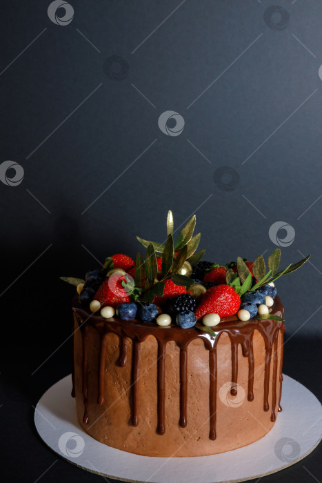 Скачать Шоколадный торт в шоколадной глазури с клубникой фотосток Ozero