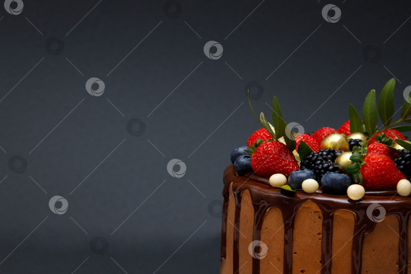 Скачать Шоколадный торт в шоколадной глазури с клубникой фотосток Ozero