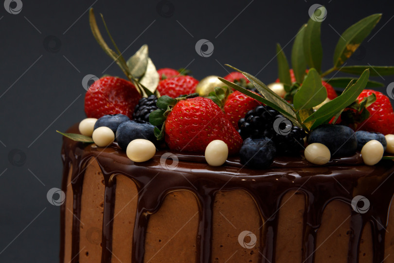 Скачать Шоколадный торт в шоколадной глазури с клубникой фотосток Ozero