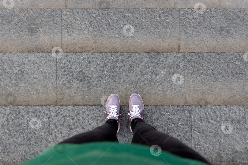 Скачать укороченное изображение женских ног в туфлях фотосток Ozero