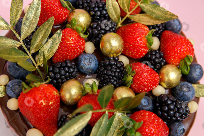 Скачать клубника, черника и ежевика на торте фотосток Ozero