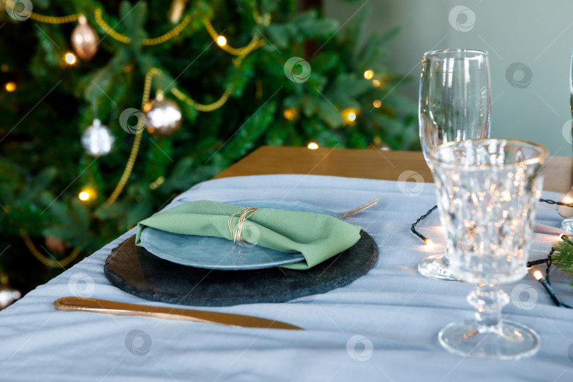 Скачать праздничная сервировка стола, салфетка на тарелке фотосток Ozero