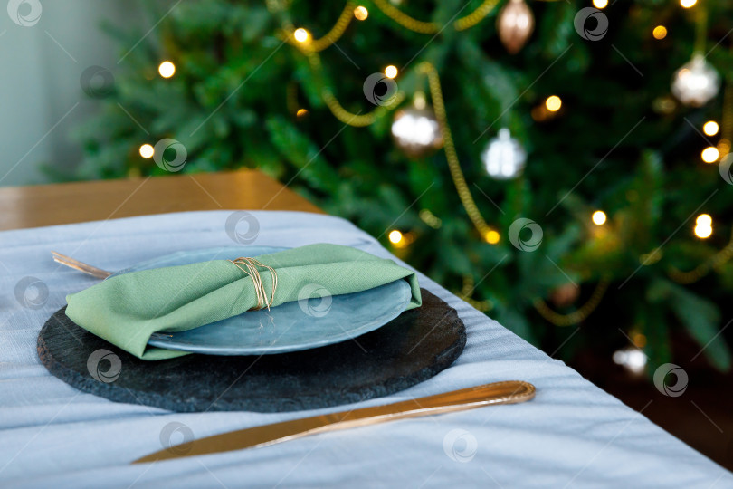 Скачать праздничная сервировка стола, салфетка на тарелке фотосток Ozero