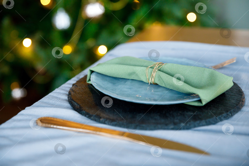 Скачать праздничная сервировка стола, салфетка на тарелке фотосток Ozero