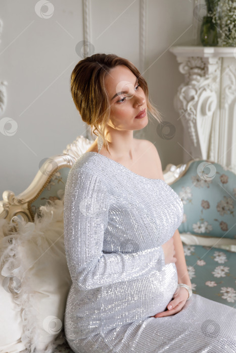 Скачать женщина в платье сидит на диване фотосток Ozero