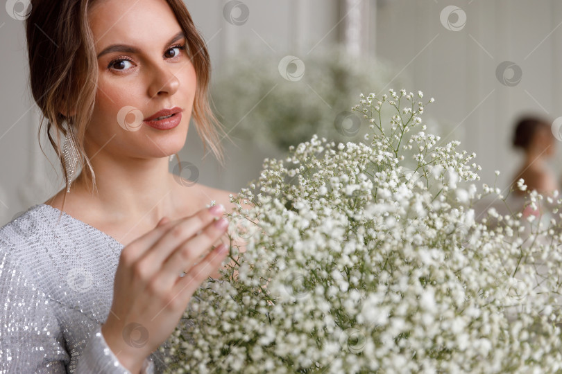 Скачать женщина держит в руках букет цветов гипсофилы фотосток Ozero