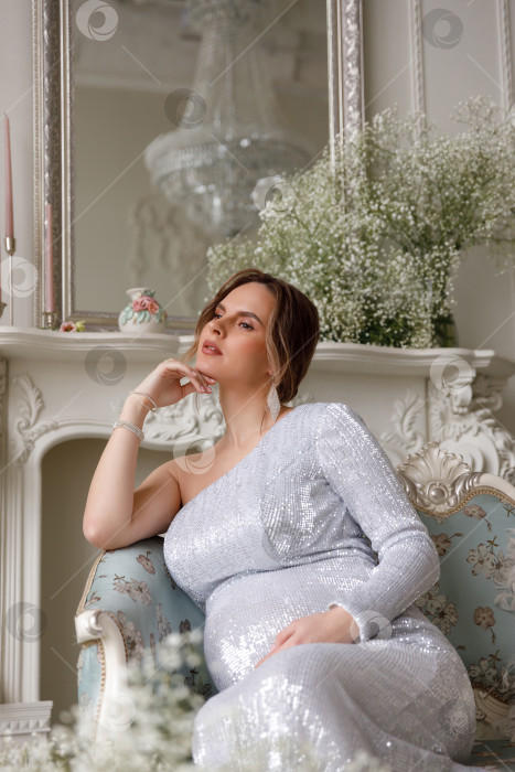 Скачать беременная женщина в серебристом платье фотосток Ozero