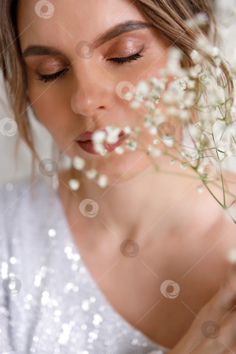 Скачать портрет женщины с цветами гипсофилы фотосток Ozero
