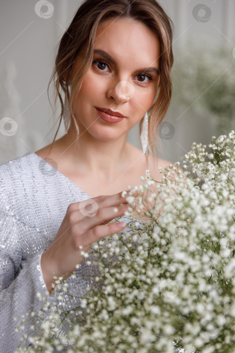 Скачать женщина держит в руках букет цветов гипсофилы фотосток Ozero
