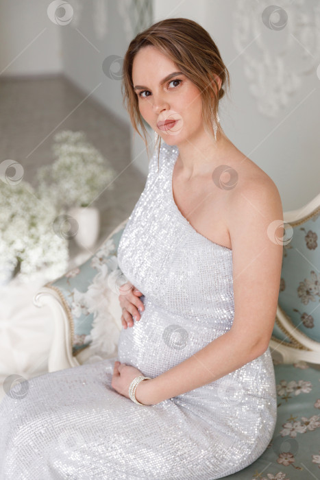 Скачать женщина в платье сидит на диване фотосток Ozero