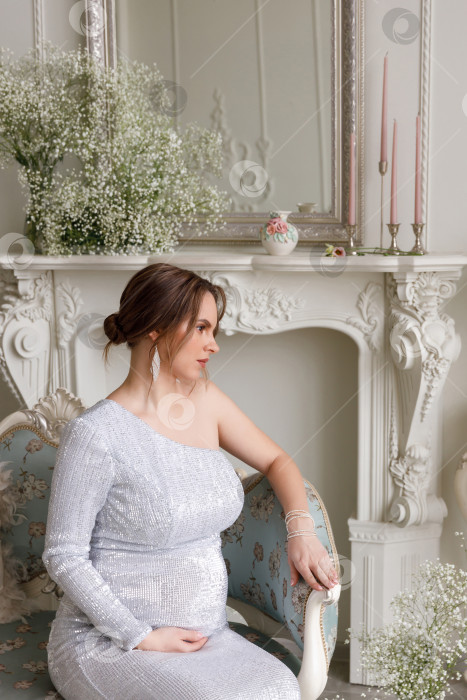 Скачать беременная женщина в серебристом платье фотосток Ozero