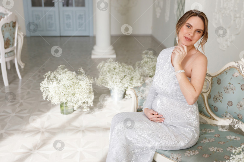 Скачать женщина в платье сидит на диване фотосток Ozero