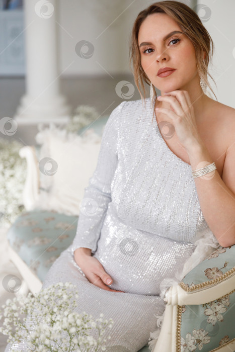 Скачать женщина в платье сидит на диване фотосток Ozero