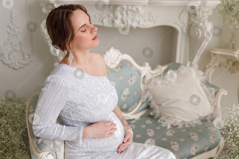 Скачать женщина в платье сидит на диване фотосток Ozero