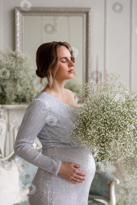 Скачать красивая беременная женщина в вечернем платье фотосток Ozero
