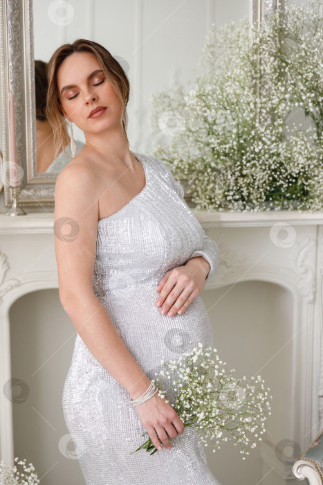 Скачать красивая беременная женщина в вечернем платье фотосток Ozero
