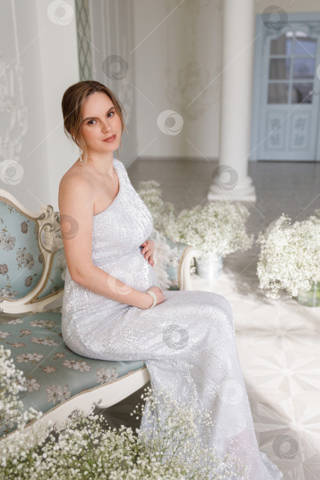 Скачать женщина в платье сидит на диване фотосток Ozero