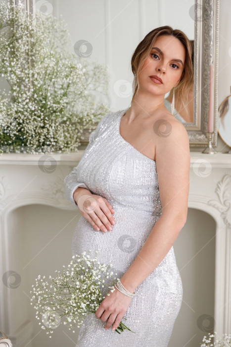 Скачать красивая беременная женщина в вечернем платье фотосток Ozero