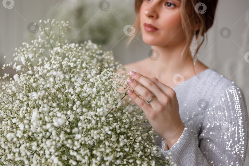 Скачать невеста касается рукой свадебного букета фотосток Ozero
