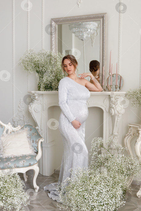 Скачать беременная женщина в вечернем платье фотосток Ozero