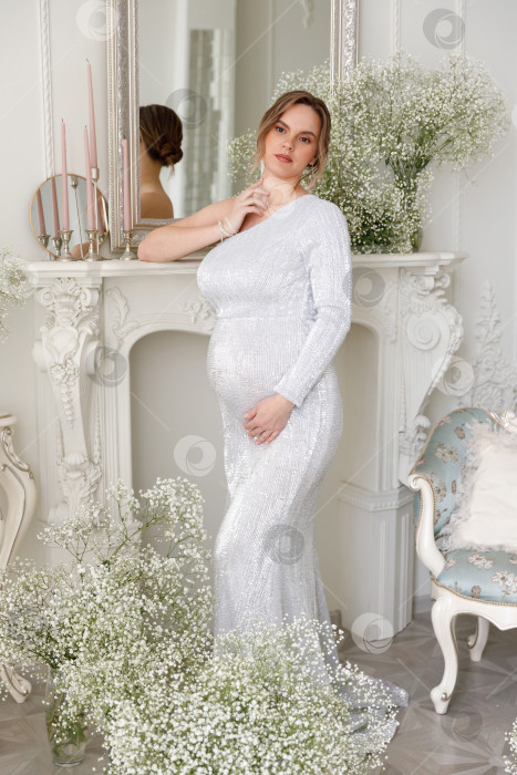 Скачать беременная женщина в вечернем платье фотосток Ozero