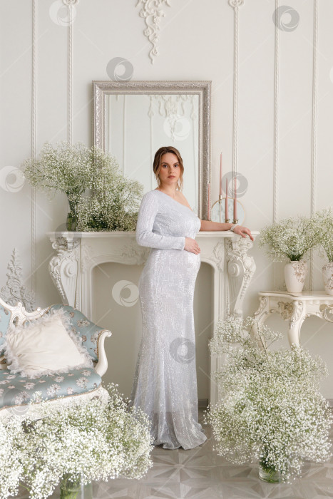 Скачать беременная женщина в вечернем платье фотосток Ozero