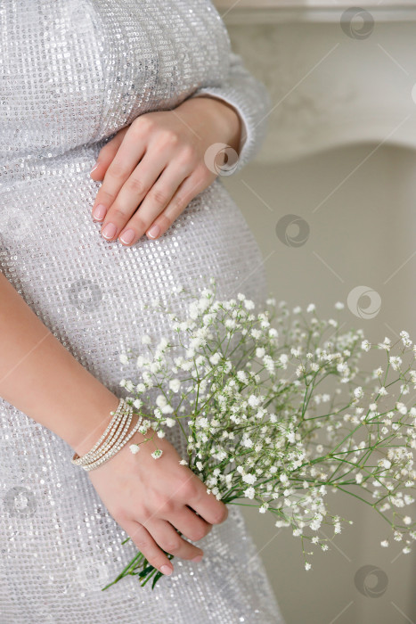 Скачать беременная женщина в серебристом вечернем платье фотосток Ozero