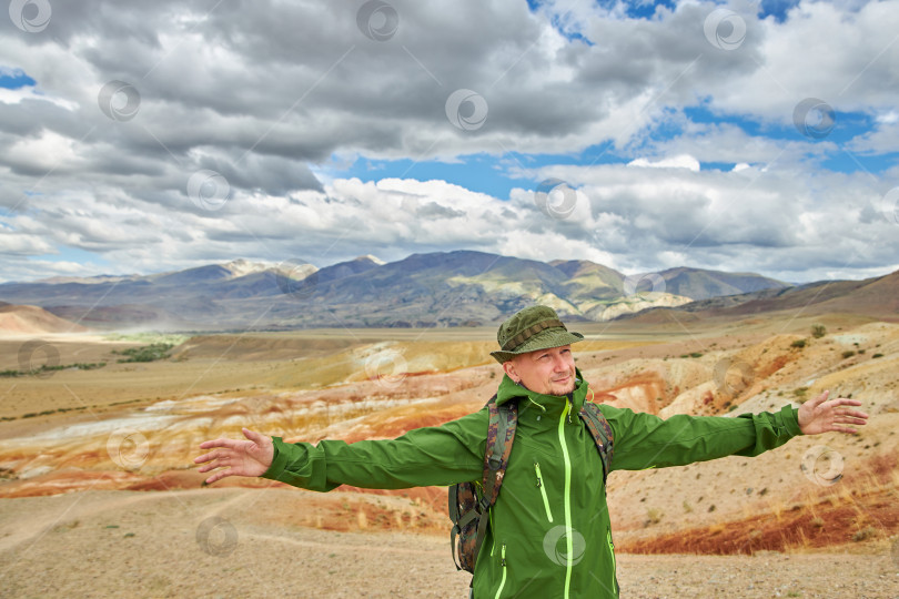 Скачать мужчина-путешественник на фоне пейзажа в летний день фотосток Ozero