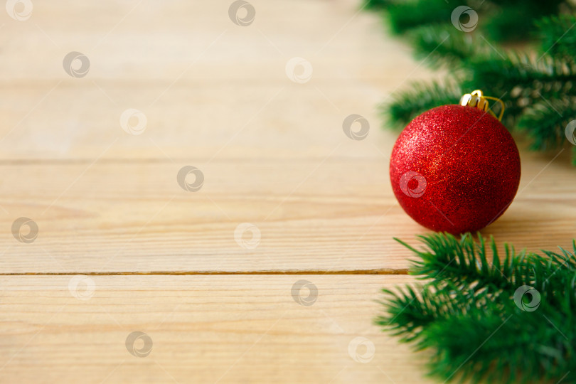 Скачать еловые ветки и елочные игрушки на деревянных досках фотосток Ozero