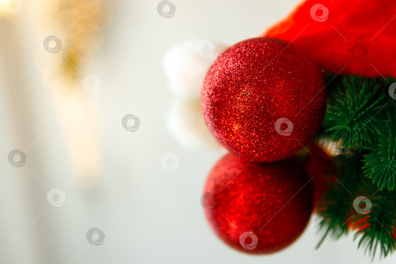 Скачать Елочная игрушка и еловая ветка отражаются в зеркале фотосток Ozero