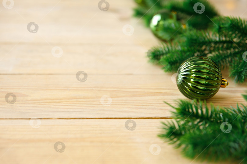 Скачать еловые ветки и елочные игрушки на деревянных досках фотосток Ozero