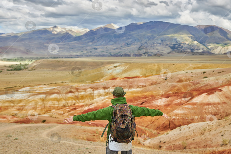 Скачать мужчина-турист стоит спиной к камере на фоне пейзажа фотосток Ozero