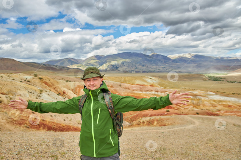 Скачать мужчина-путешественник на фоне пейзажа в летний день фотосток Ozero