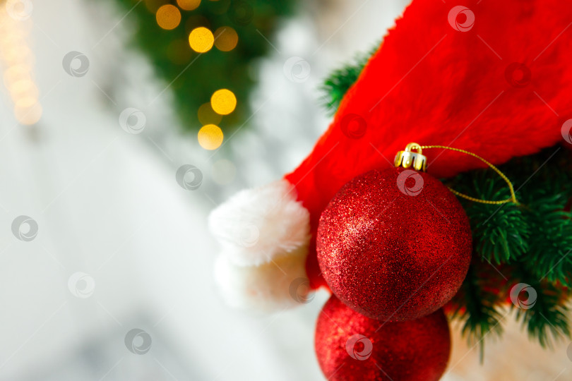 Скачать Елочная игрушка и еловая ветка отражаются в зеркале фотосток Ozero