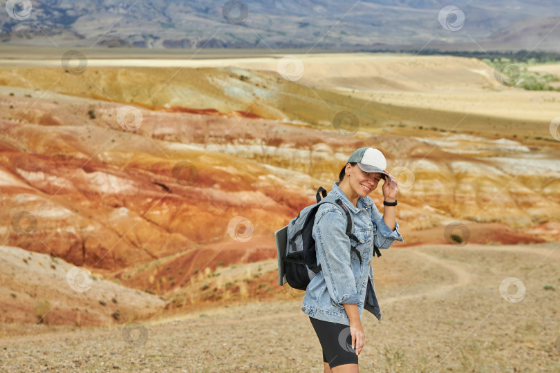 Скачать женщина-путешественница стоит на фоне прекрасного пейзажа фотосток Ozero