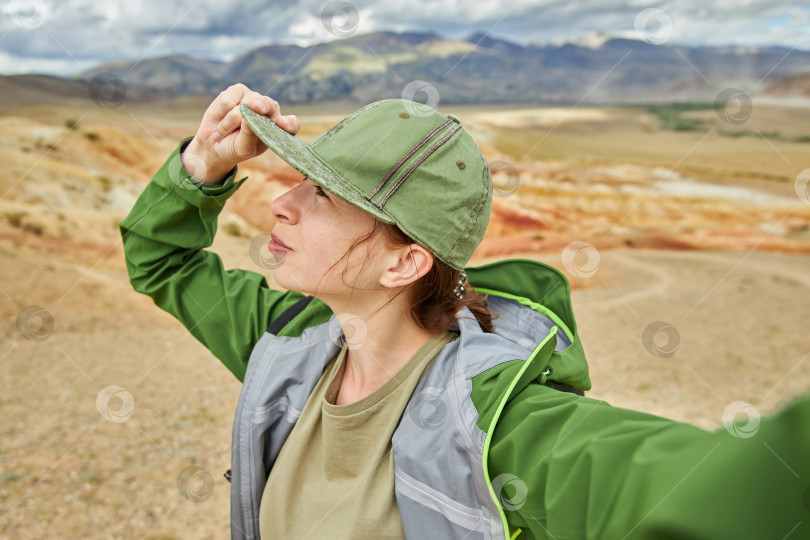 Скачать селфи-портрет женщины-туристки-путешественницы на фоне красивого пейзажа фотосток Ozero