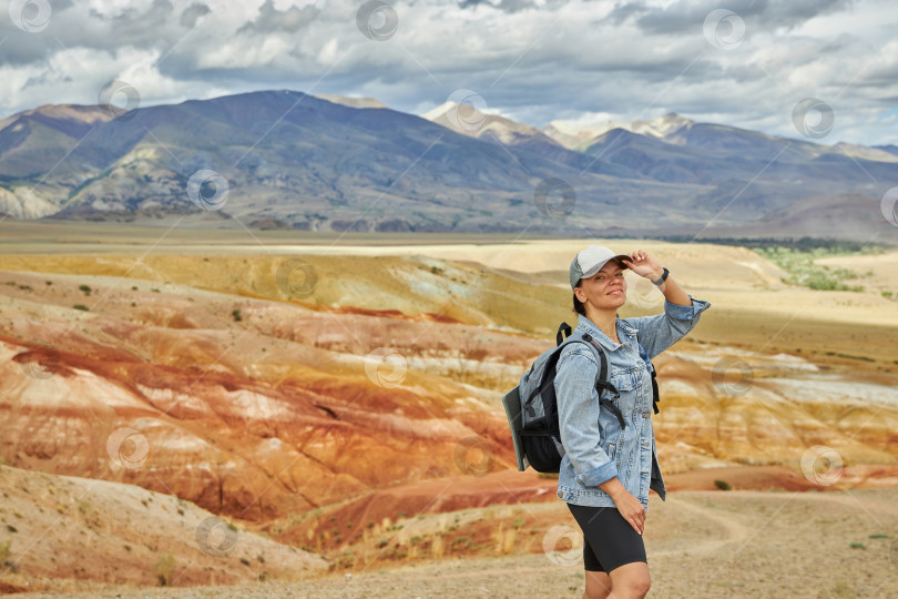 Скачать женщина-путешественница стоит на фоне прекрасного пейзажа фотосток Ozero