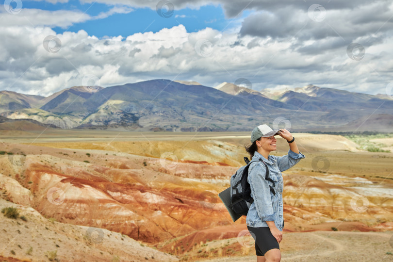 Скачать женщина-туристка стоит на фоне песчаного холмистого пейзажа фотосток Ozero