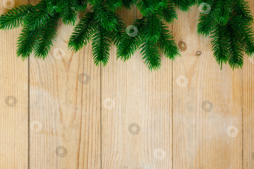 Скачать Искусственные зеленые еловые ветки на грубых деревянных досках фотосток Ozero