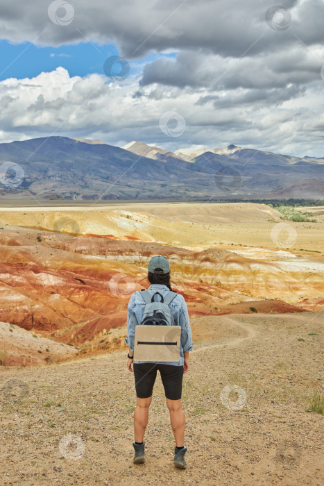 Скачать женщина-туристка стоит на фоне песчаного холмистого пейзажа фотосток Ozero